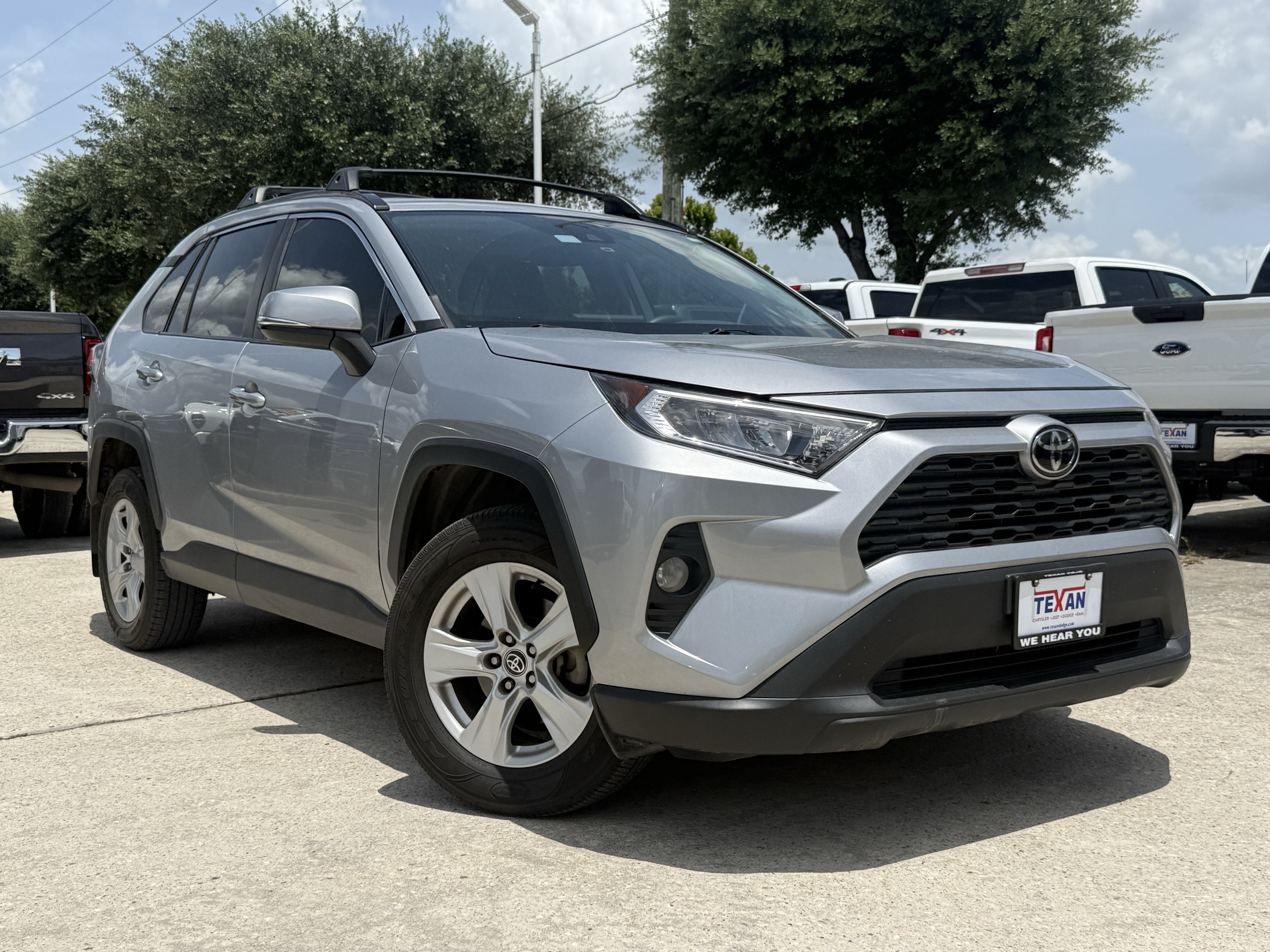 Used 2021 Toyota RAV4 XLE w/ Convenience Package FWD image 2