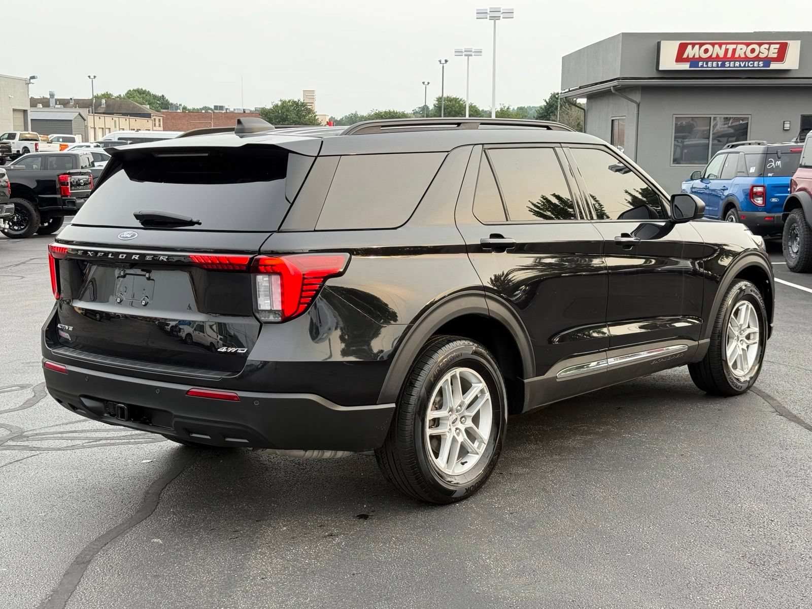 Used 2025 Ford Explorer Active AWD/4WD image 4