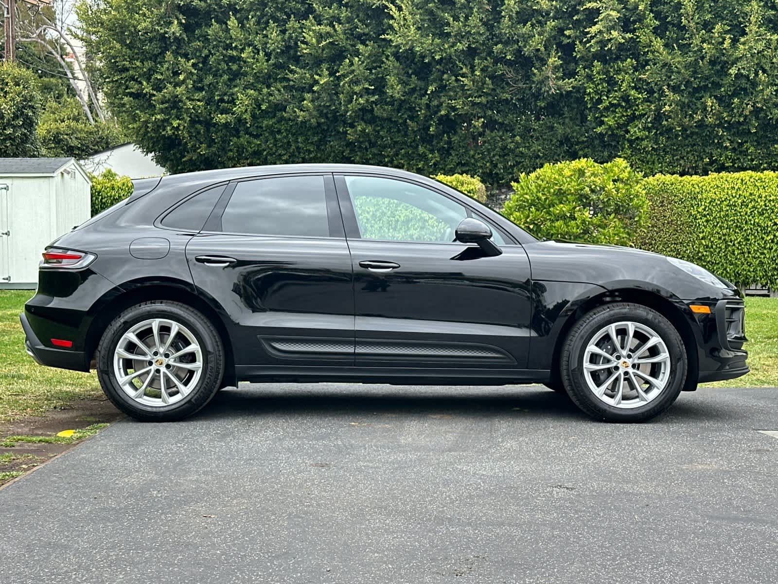 Certified 2025 Porsche Macan AWD/4WD image 9