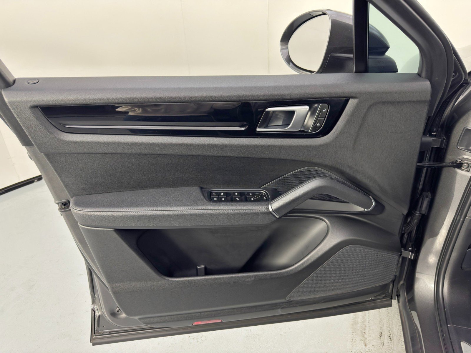 Used 2023 Porsche Cayenne E-Hybrid image 45