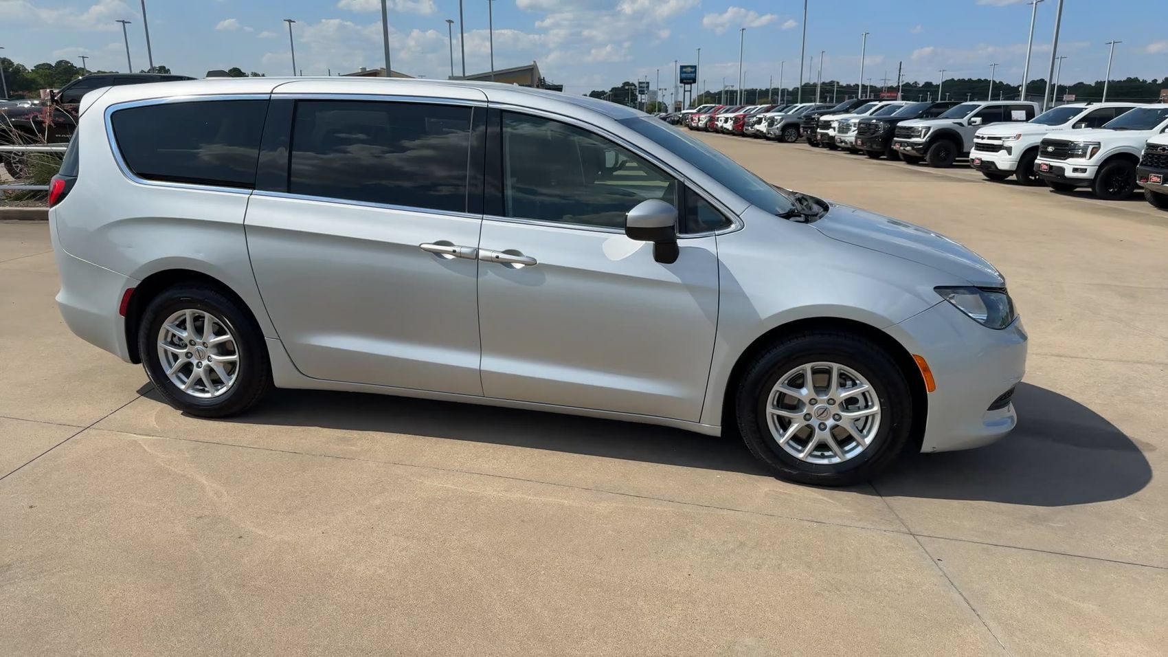 Used 2022 Chrysler Voyager LX FWD image 2