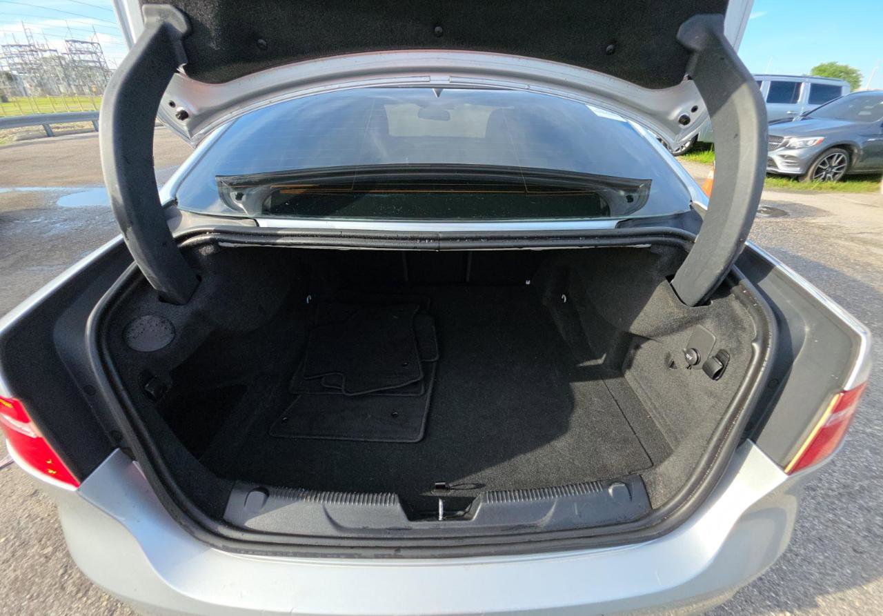 Used 2017 Jaguar XE Premium RWD image 19