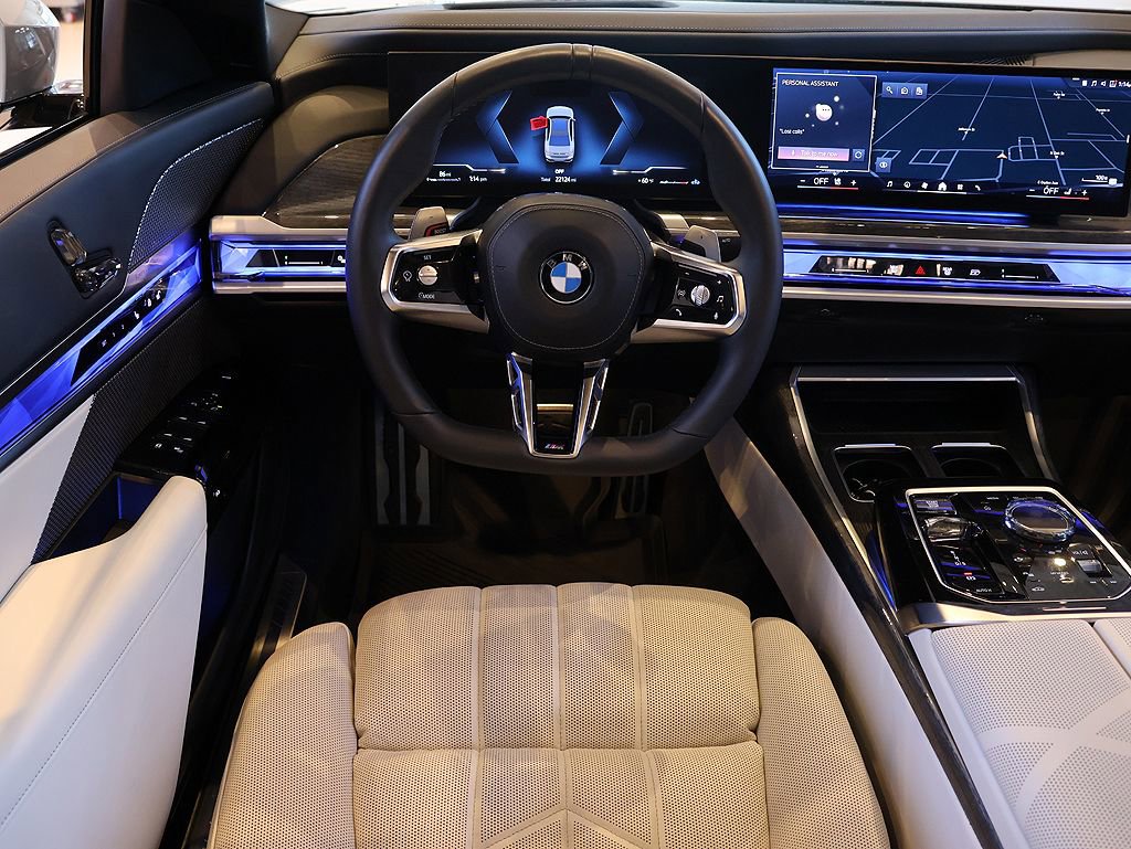 Used 2024 BMW 760i xDrive w/ Premium Package 2 image 6