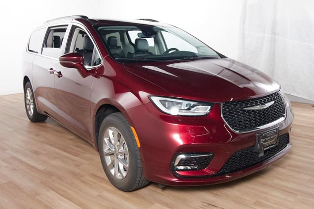 Used 2022 Chrysler Pacifica Touring-L AWD/4WD image 3