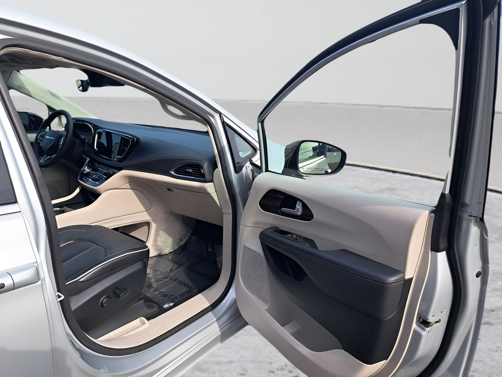 Used 2024 Chrysler Pacifica Limited FWD image 16