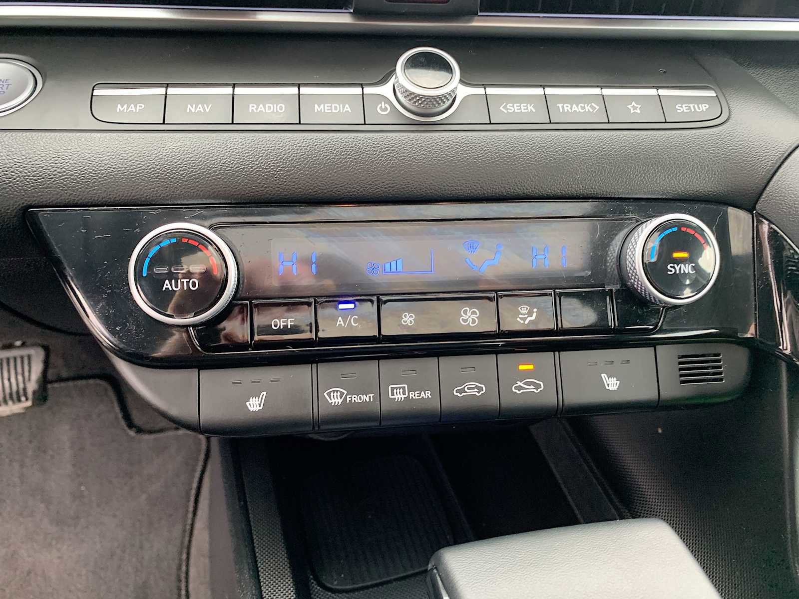 Used 2025 Hyundai Elantra Limited image 18