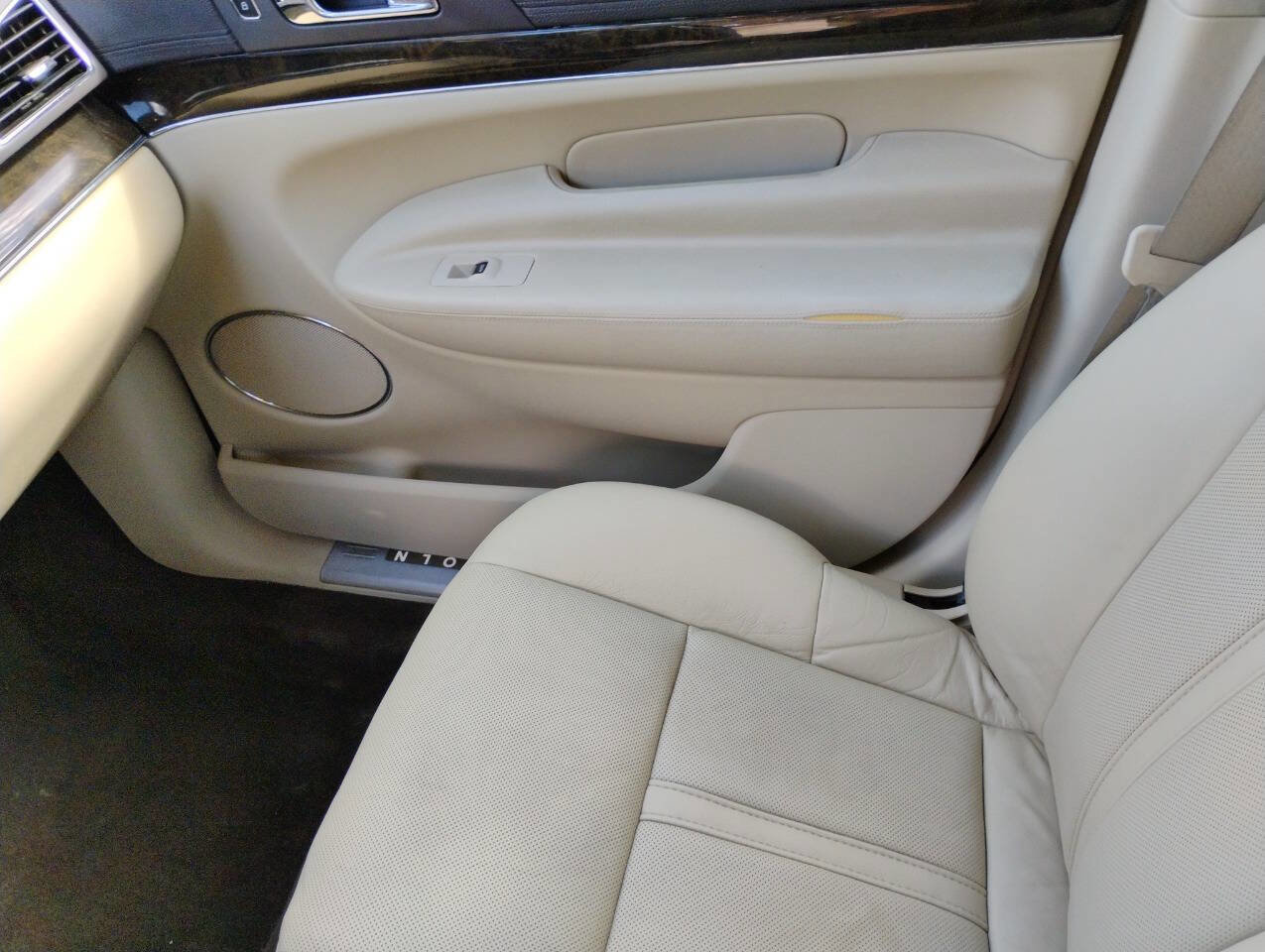 Used 2014 Lincoln MKT FWD image 7