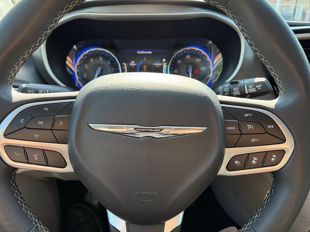 Used 2024 Chrysler Pacifica Touring-L FWD image 39