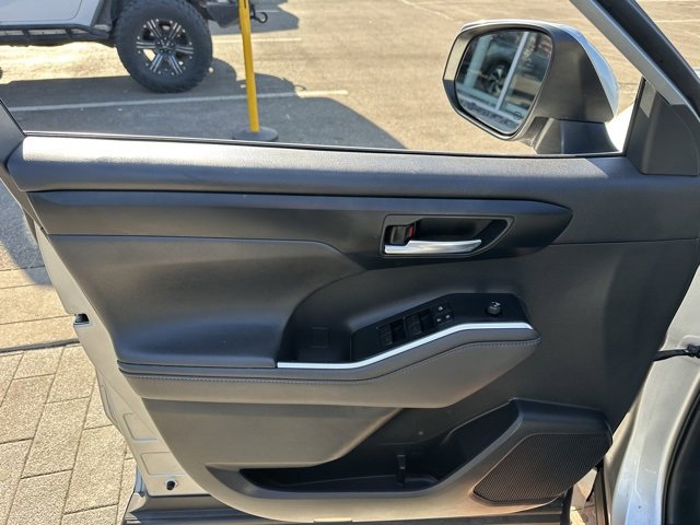 Used 2021 Toyota Highlander XLE image 10