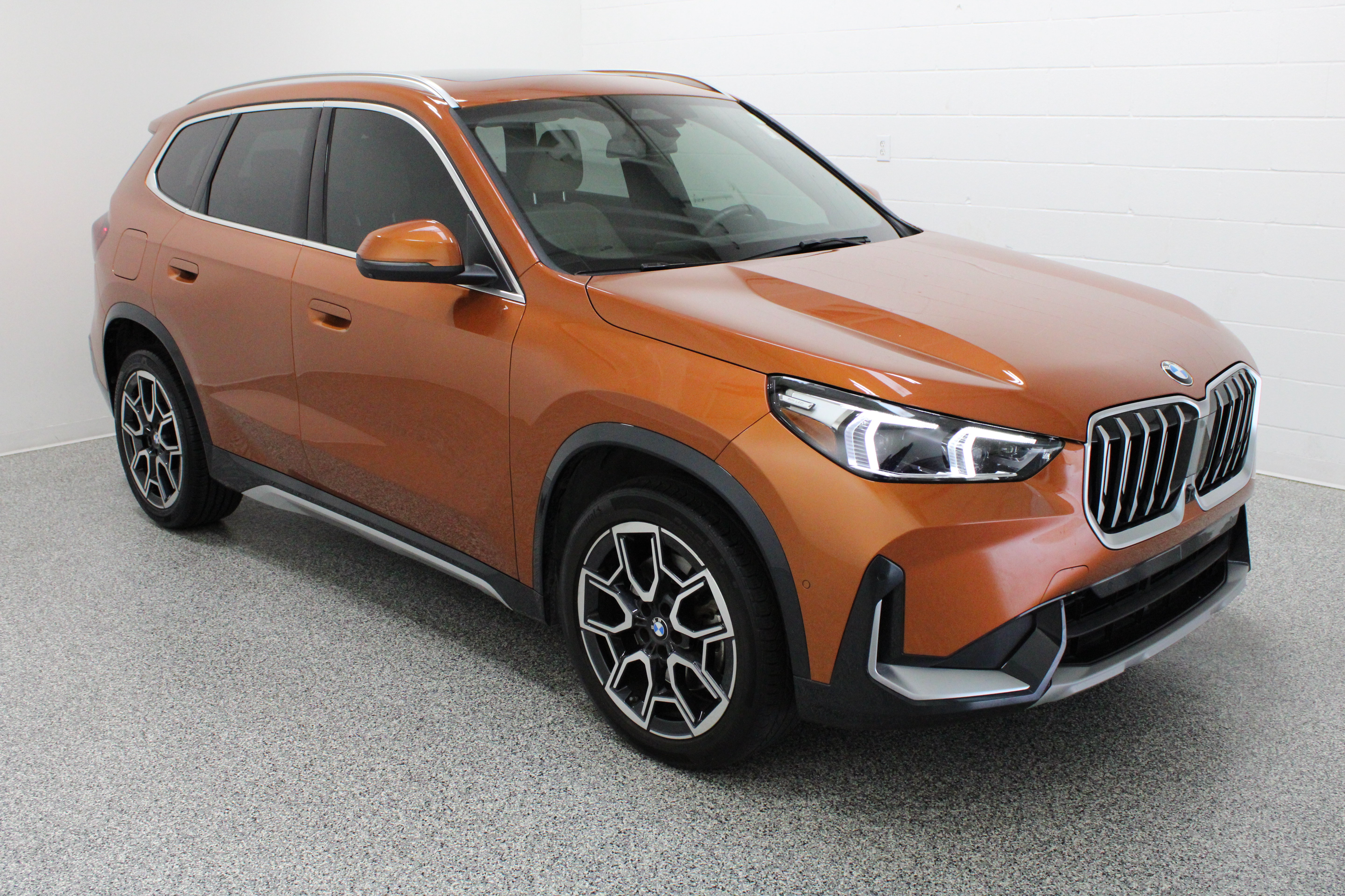 Used 2025 BMW X1 xDrive28i w/ Technology Package AWD/4WD image 4