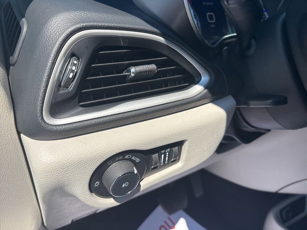 Used 2023 Chrysler Pacifica Touring-L FWD image 15