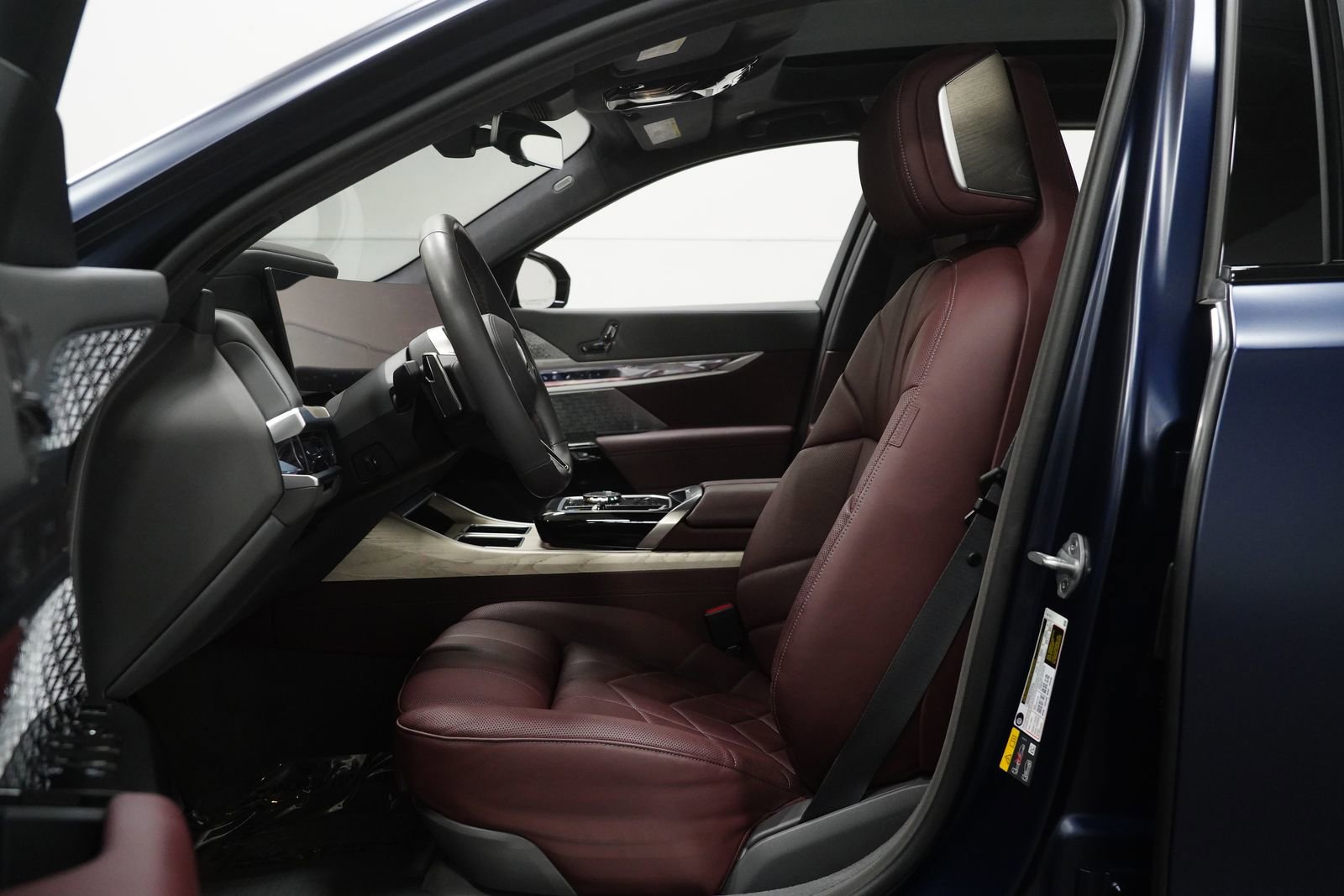 Used 2025 BMW i7 M70 w/ Executive Package image 2