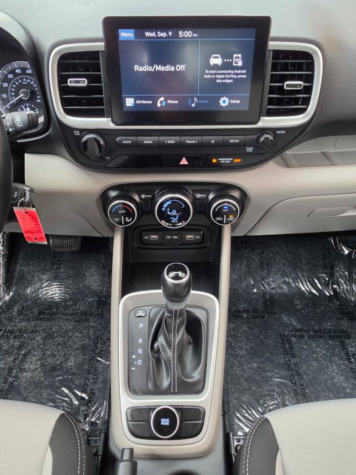 Used 2022 Hyundai Venue SEL FWD image 17