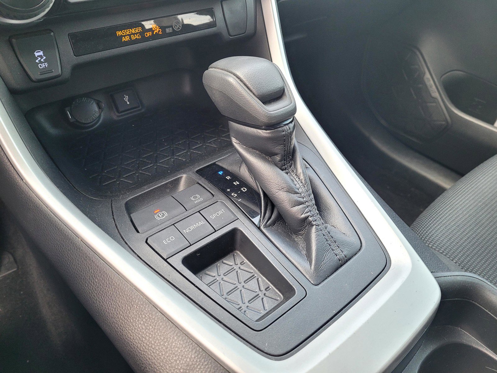 Used 2020 Toyota RAV4 LE image 17