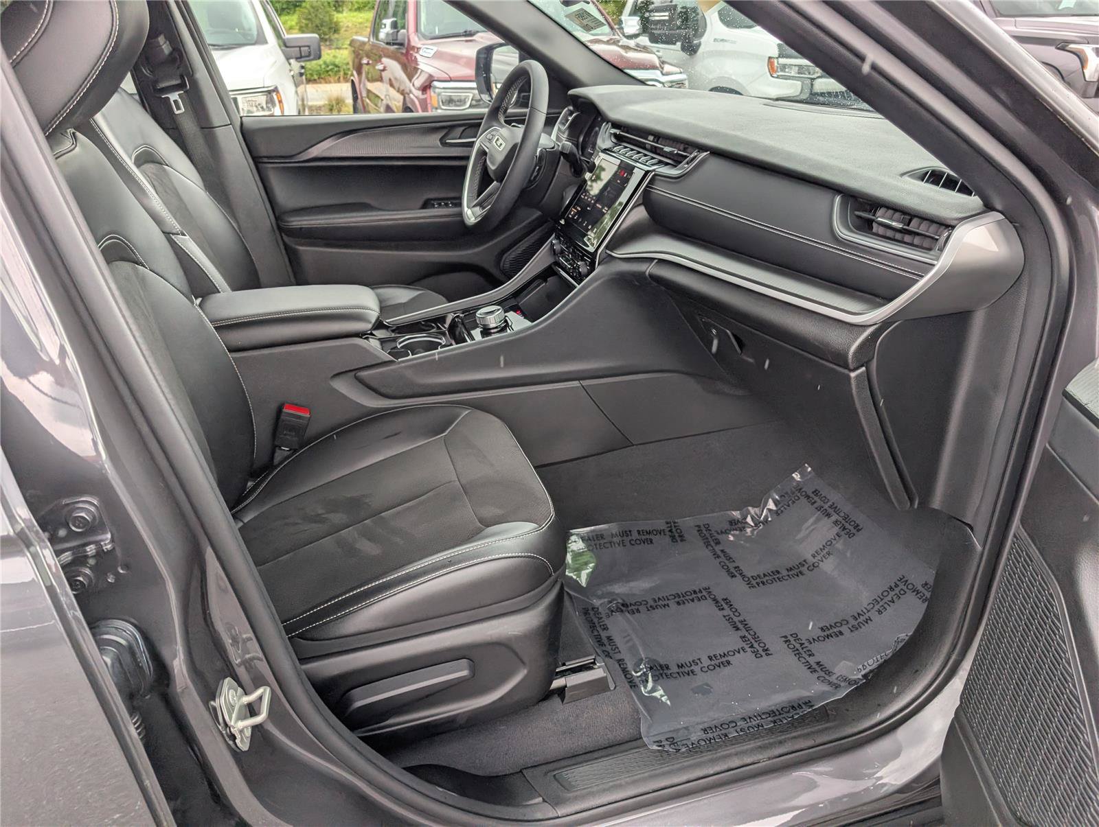 Used 2023 Jeep Grand Cherokee Altitude AWD/4WD image 10