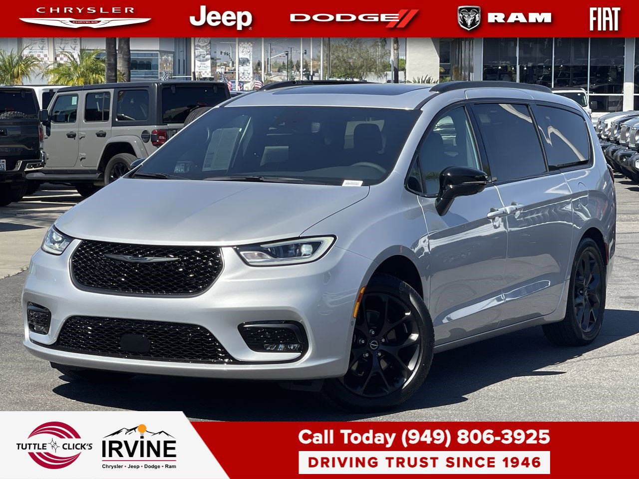 Used 2026 Chrysler Pacifica Limited w/ Uconnect Theater Family Group