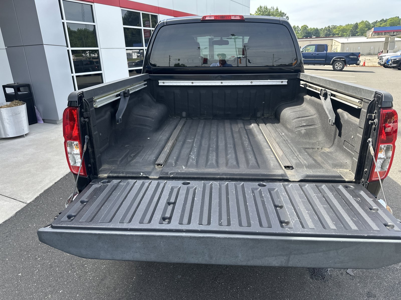 Used 2017 Nissan Frontier SV w/ SV Value Truck Package AWD/4WD image 21