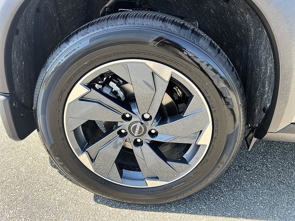 Certified 2025 Nissan Rogue SV FWD image 11