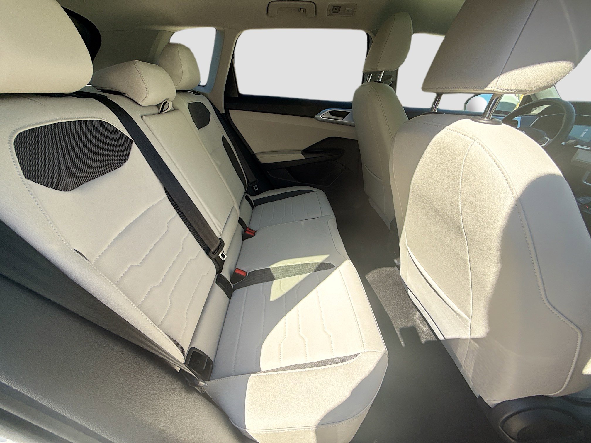 Used 2025 Volkswagen Taos SE image 30