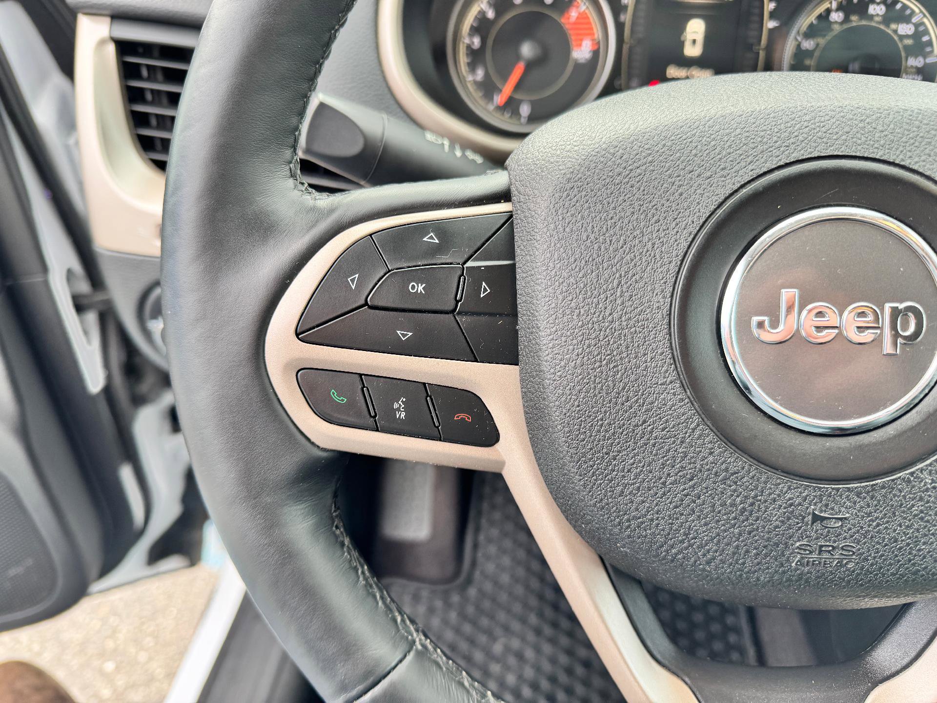 Used 2018 Jeep Cherokee Latitude w/ Cold Weather Group image 22