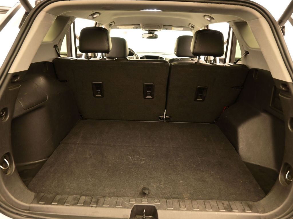 Used 2024 GMC Terrain SLT image 11