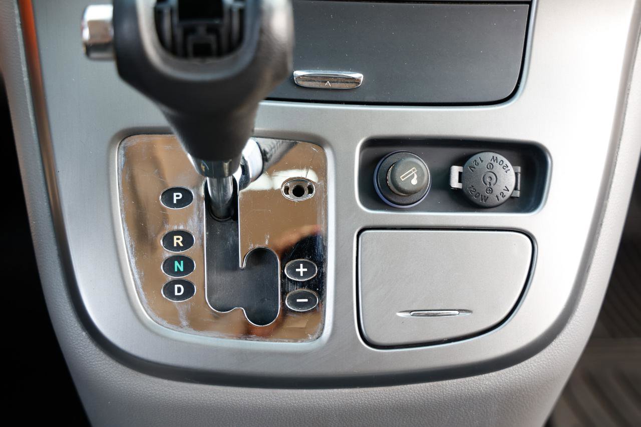 Used 2007 Hyundai Entourage Limited image 33