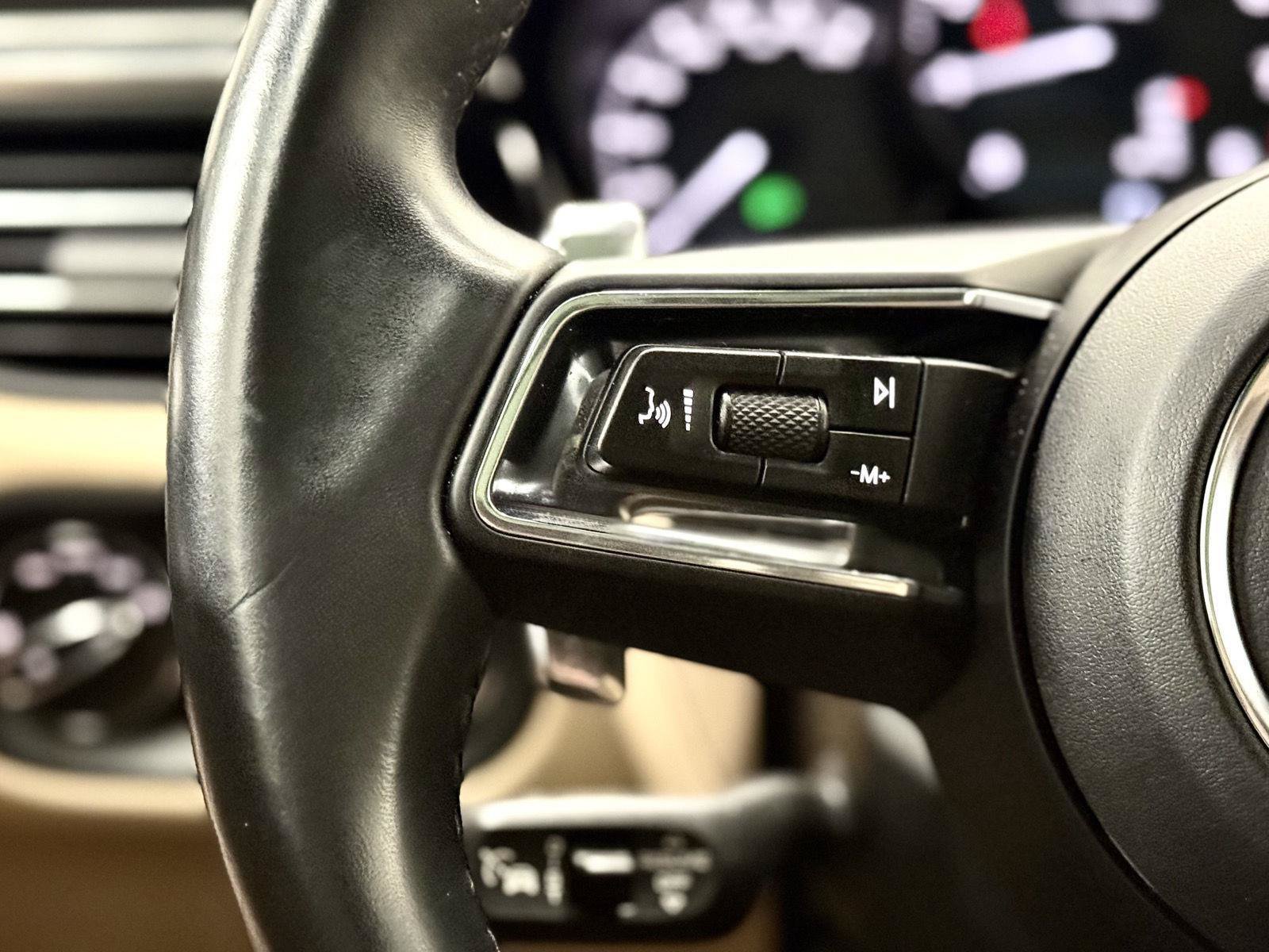 Used 2023 Porsche Macan Turbo AWD/4WD image 18