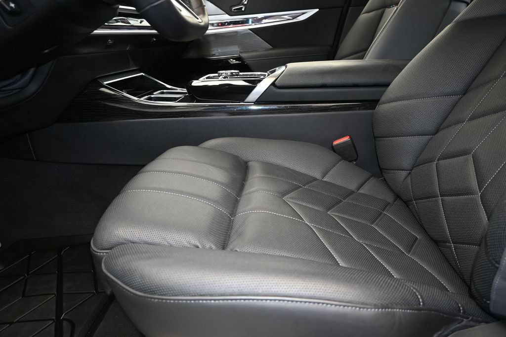 Certified 2026 BMW 740i w/ Executive Package RWD image 13