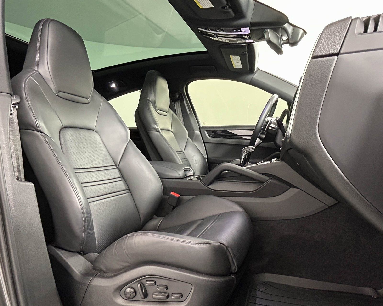 Used 2023 Porsche Cayenne Coupe image 24