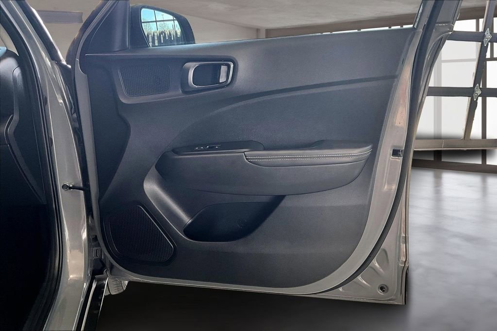 Used 2022 Hyundai Venue Limited FWD image 25