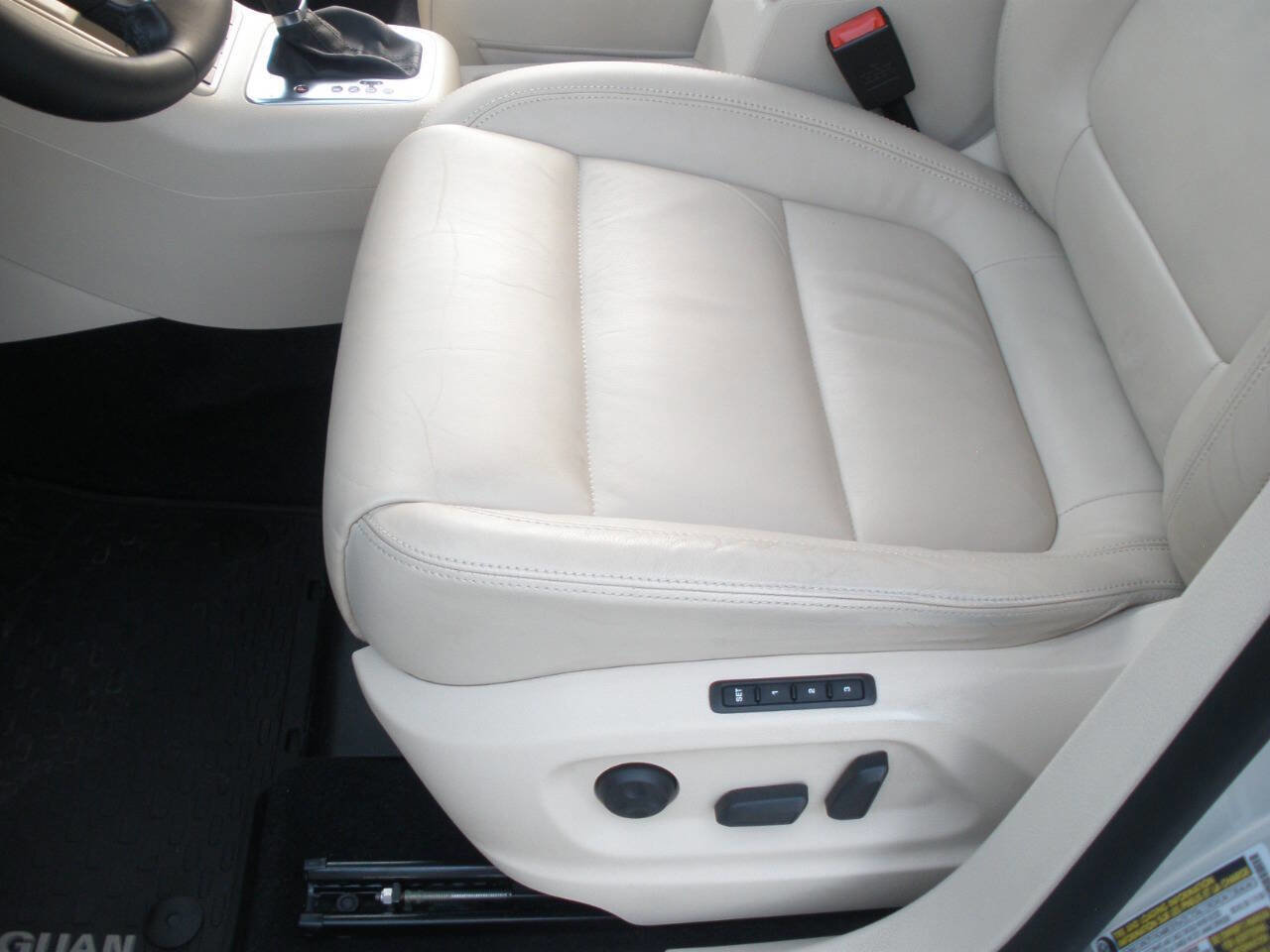 Used 2009 Volkswagen Tiguan SE image 34