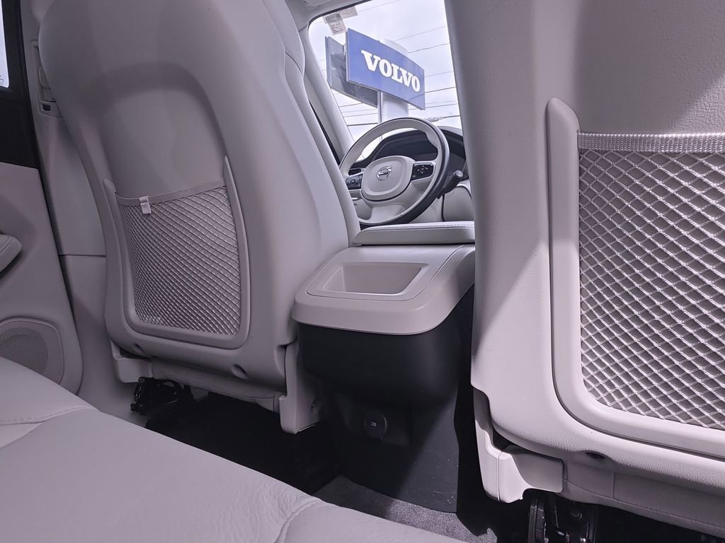 Used 2023 Volvo XC60 B5 Core image 11