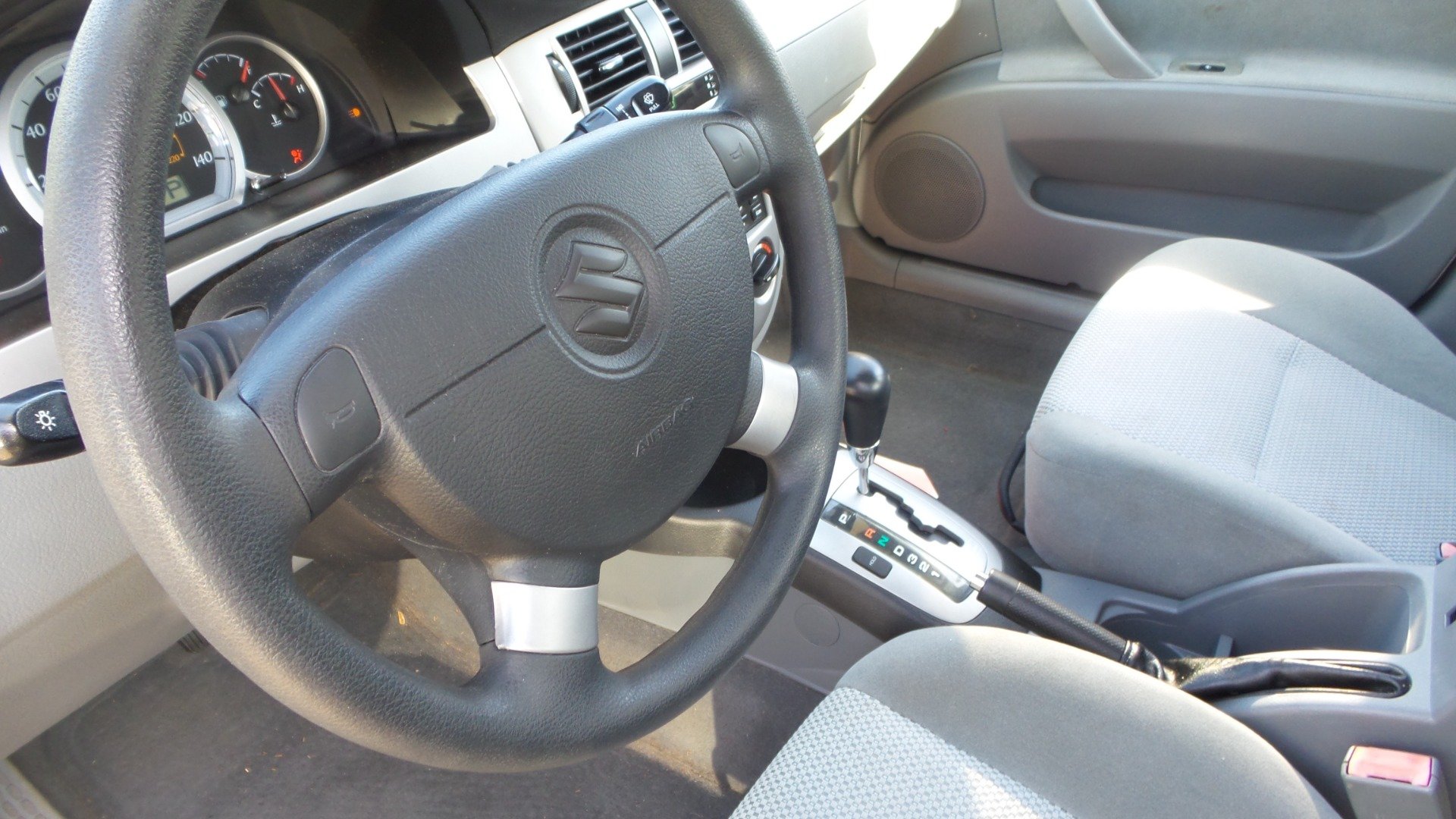 Used 2006 Suzuki Forenza Sedan FWD image 26