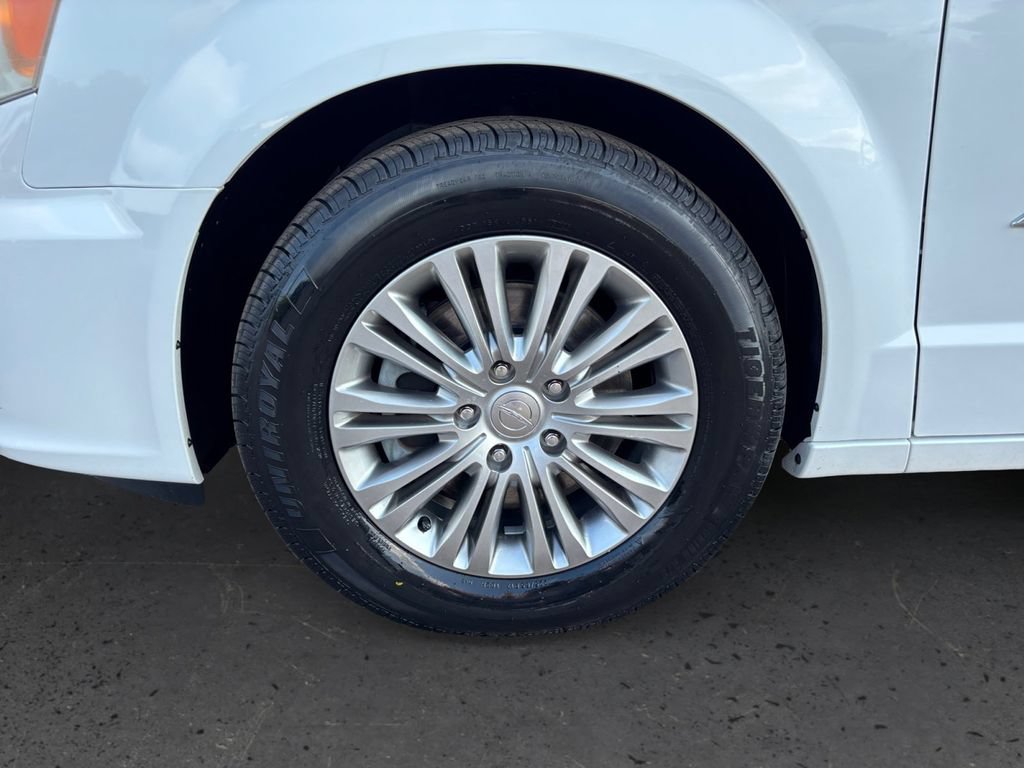 Used 2014 Chrysler Town & Country Touring-L FWD image 13
