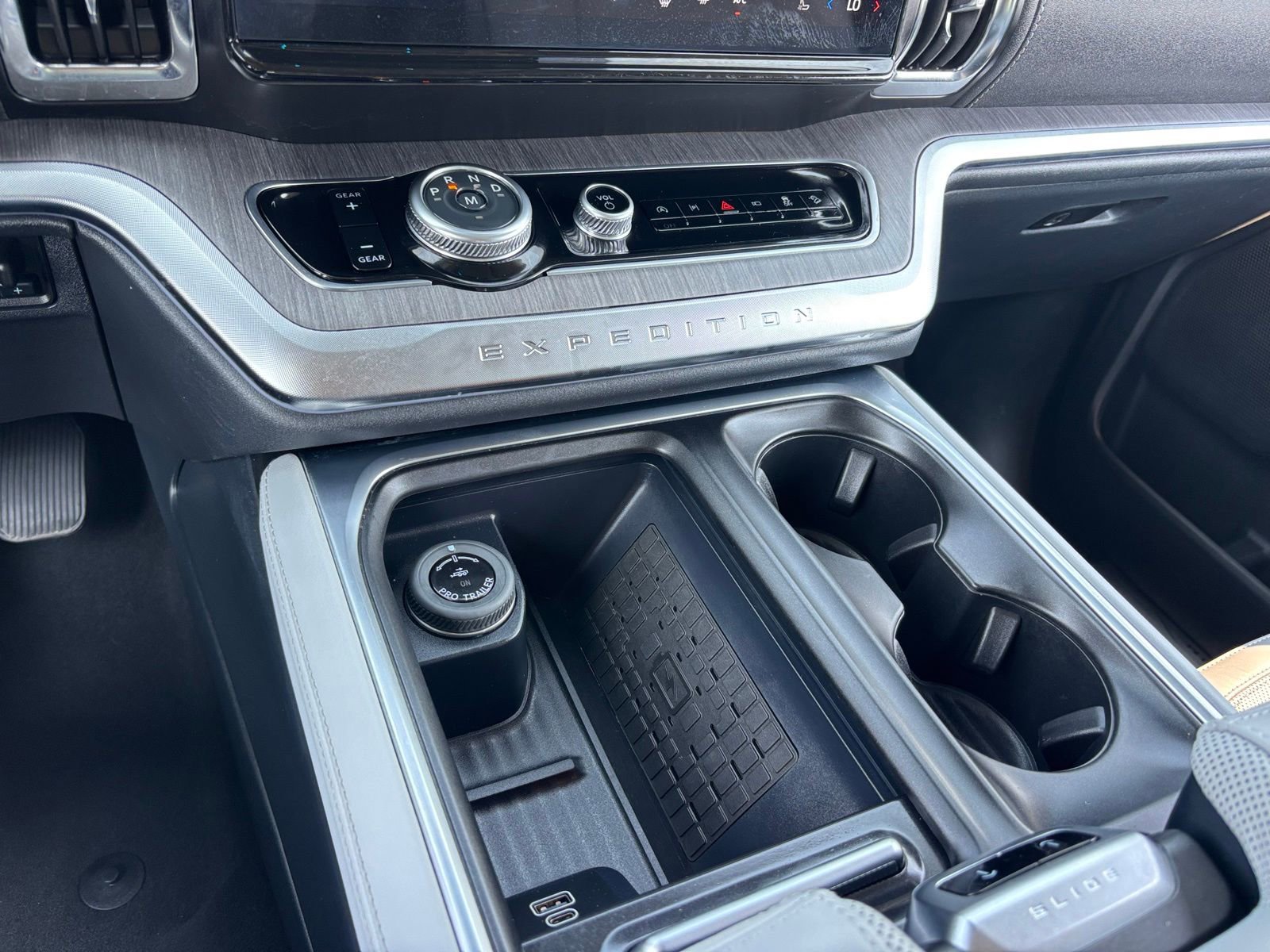 Used 2025 Ford Expedition Platinum w/ Platinum Ultimate Package AWD/4WD image 27