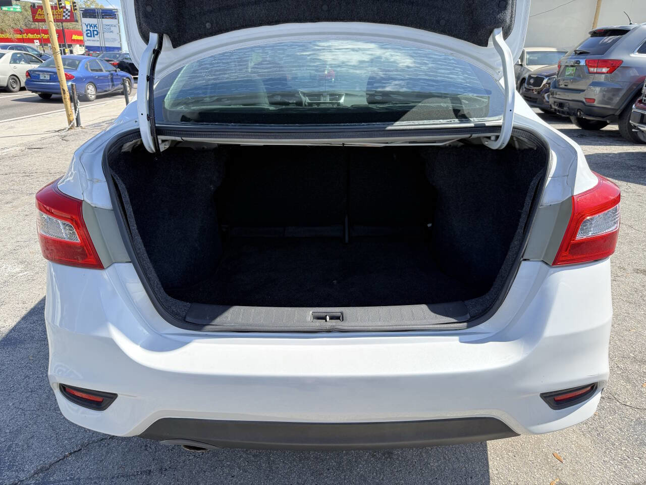 Used 2017 Nissan Sentra SR w/ Driver's Assist Package FWD image 22