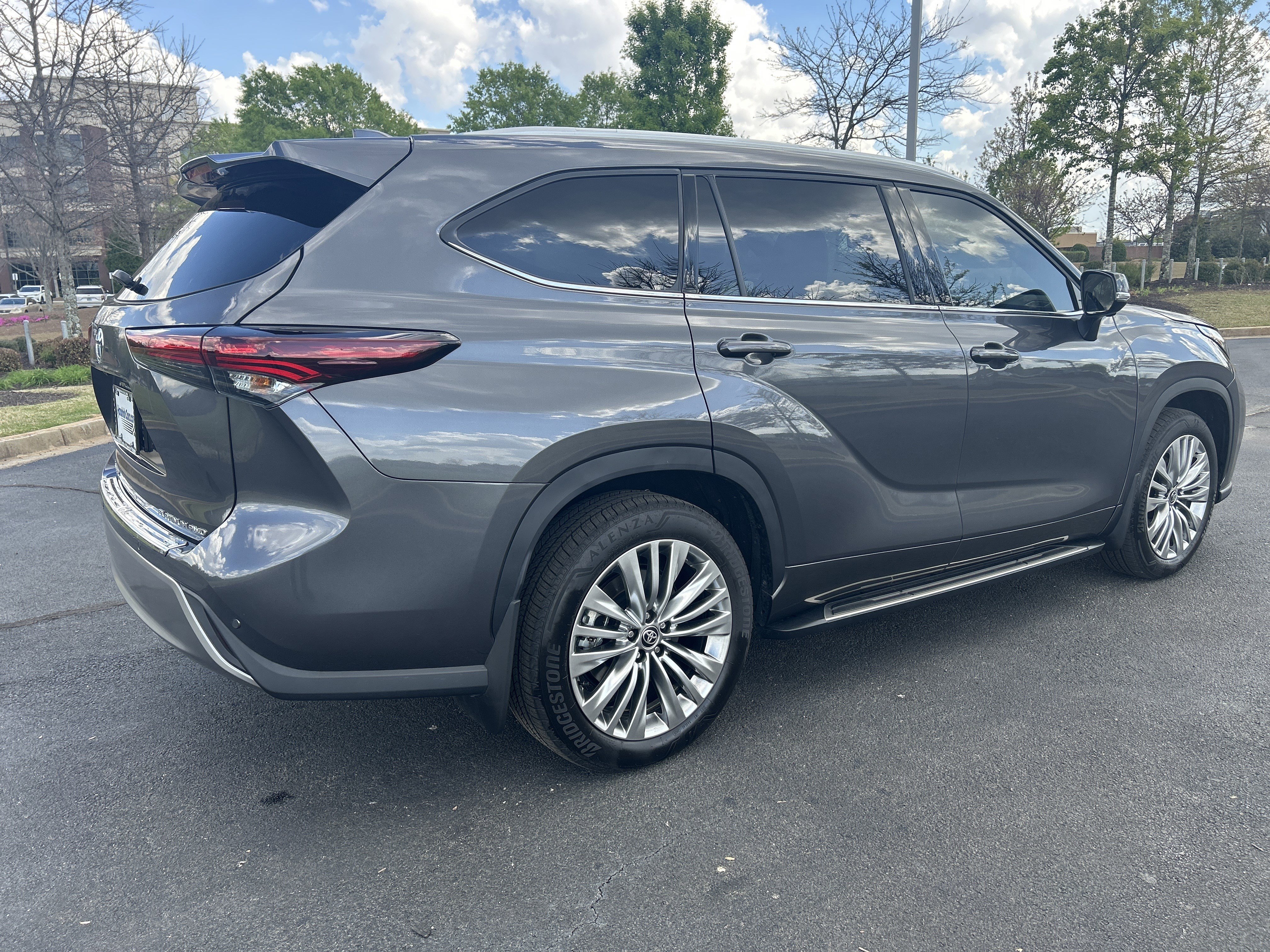 Used 2025 Toyota Highlander Platinum image 9