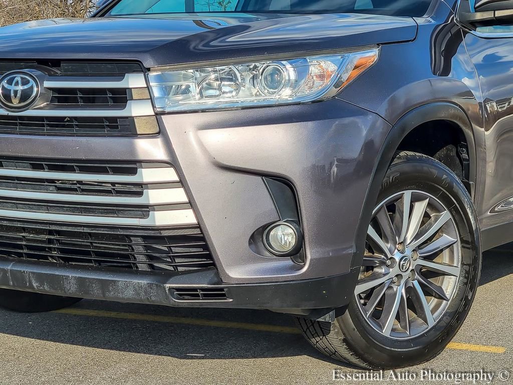 Used 2019 Toyota Highlander XLE AWD/4WD image 3