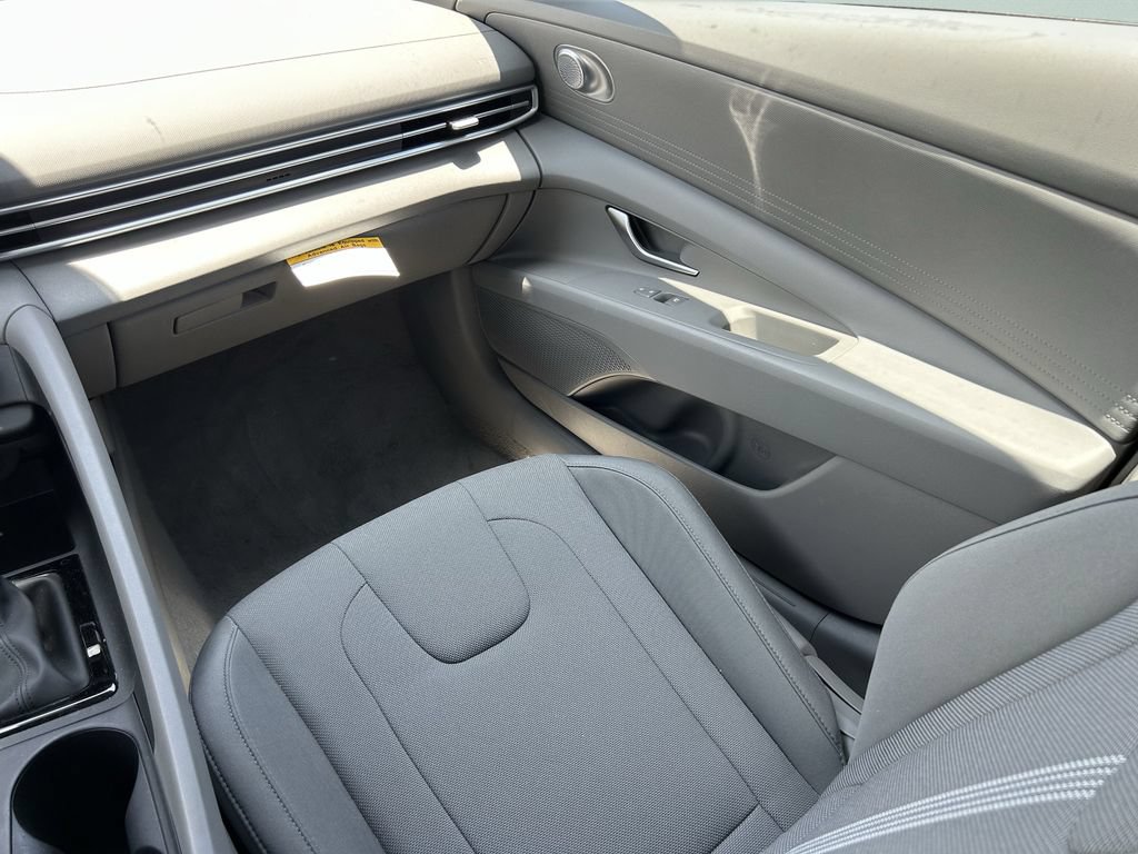 New 2025 Hyundai Elantra SE FWD image 16
