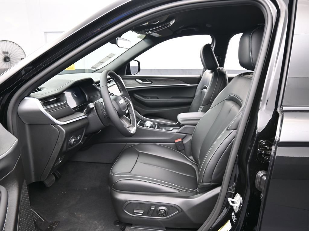 Used 2025 Jeep Grand Cherokee L Limited image 11