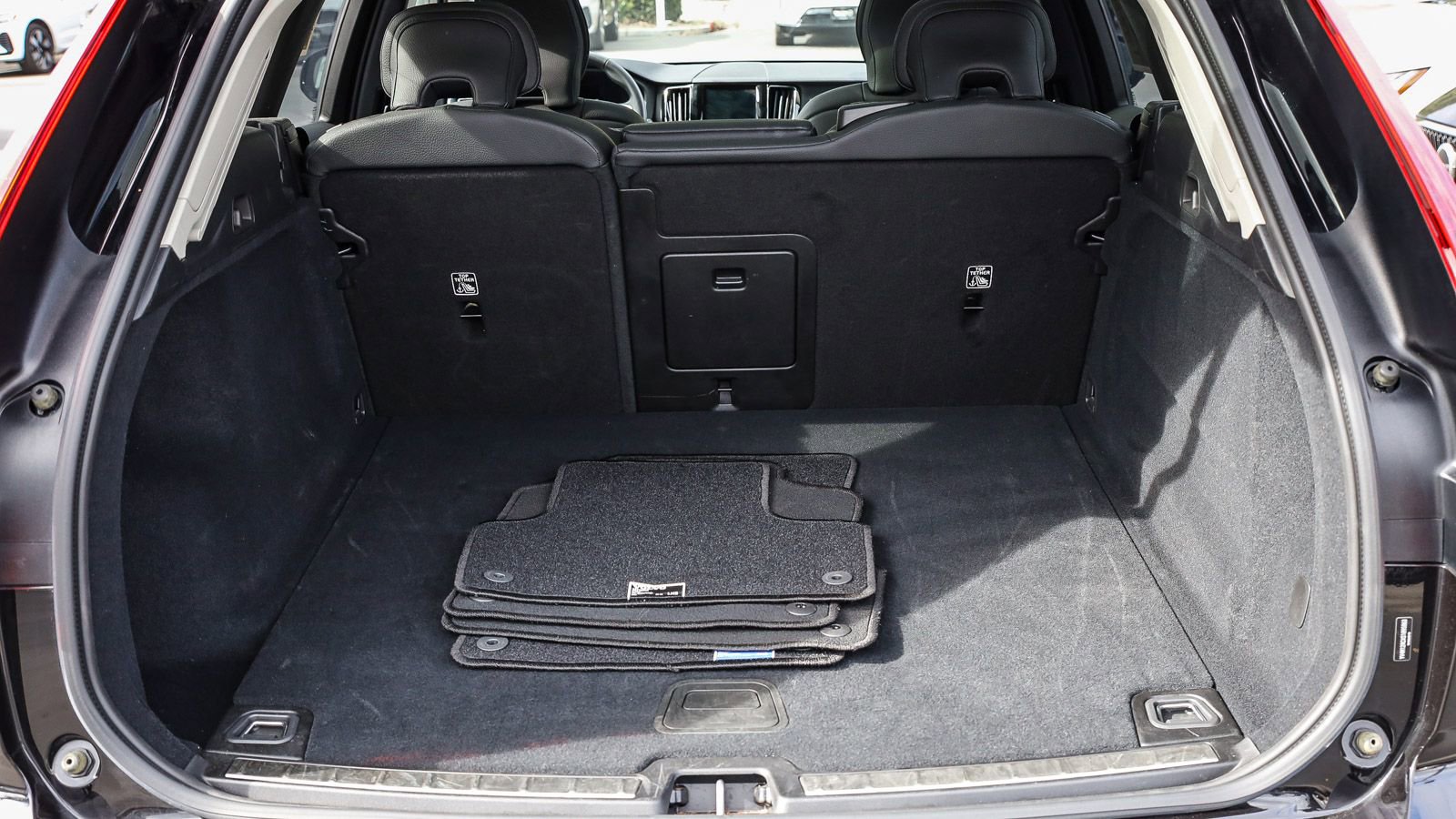 Used 2025 Volvo XC60 B5 Plus image 27