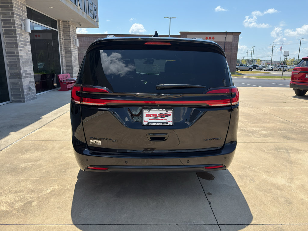 Used 2025 Chrysler Pacifica Limited FWD image 8