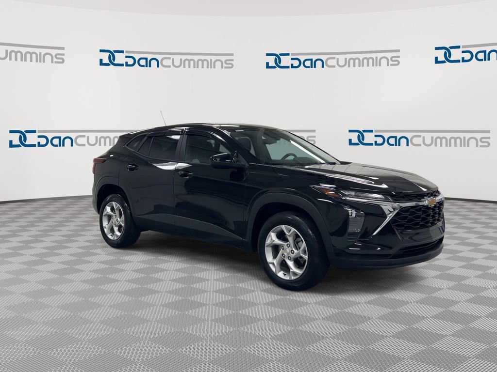 Used 2024 Chevrolet Trax LS w/ LS Convenience Package image 2