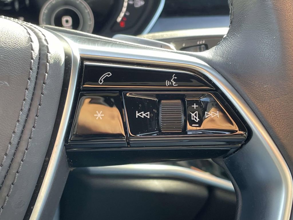Used 2023 Audi A8 L 3.0T image 12