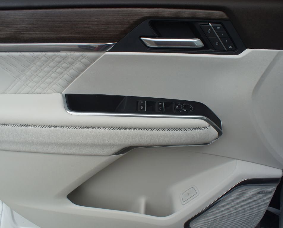 Used 2025 GMC Acadia Denali w/ LPO, Floor Liner Package FWD image 32