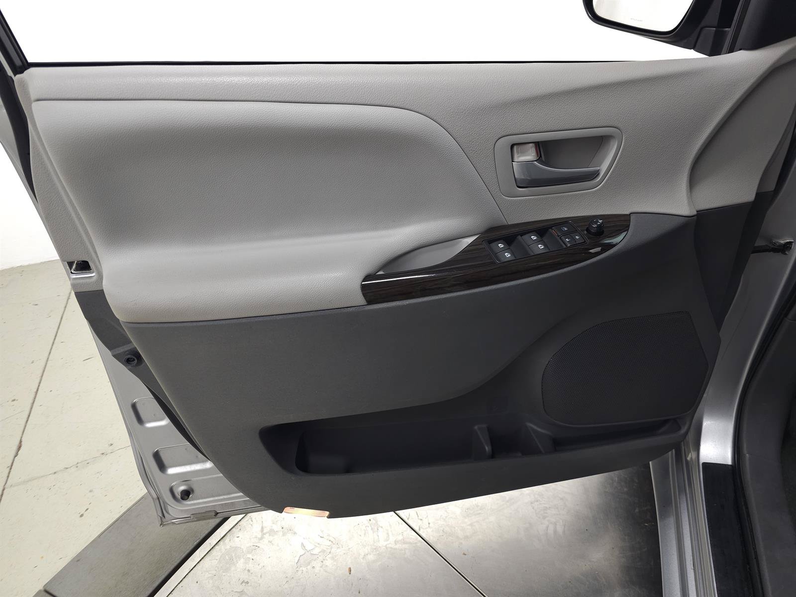 Used 2015 Toyota Sienna XLE w/ XLE Navigation Package AWD/4WD image 12