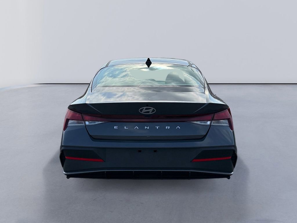 New 2026 Hyundai Elantra SE image 4