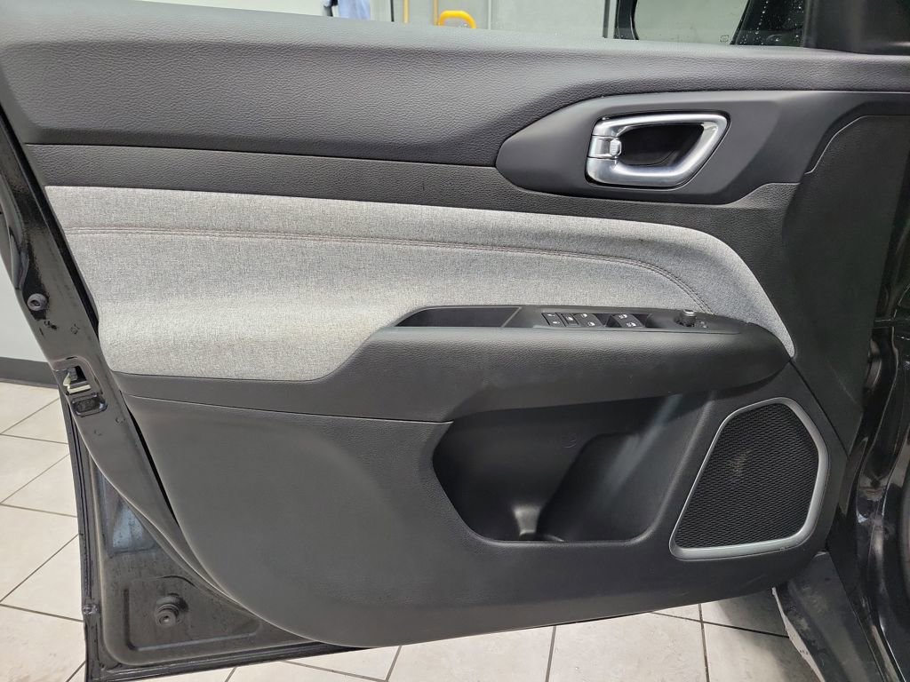 Used 2023 Jeep Compass Latitude image 28