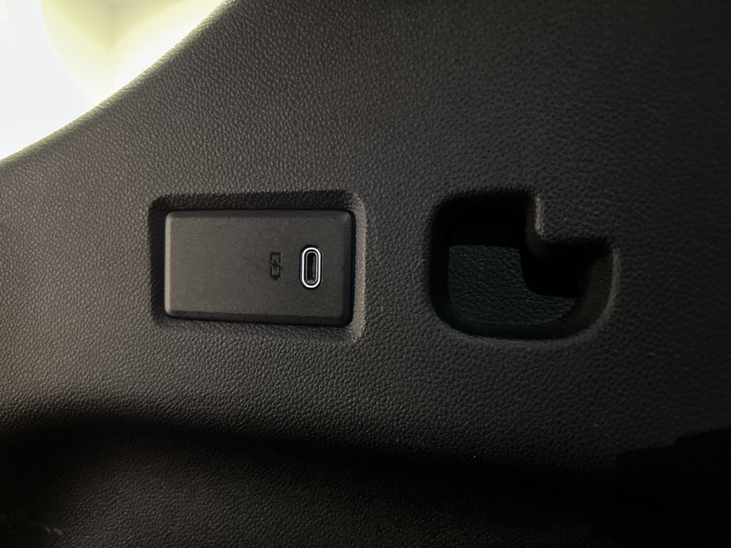 Used 2025 Chevrolet Suburban LT RWD image 24