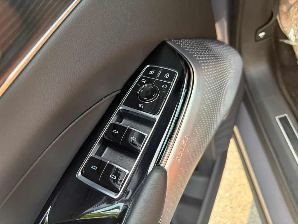 Used 2025 Cadillac Lyriq Luxury w/ LPO, Floor Liner Package AWD/4WD image 21